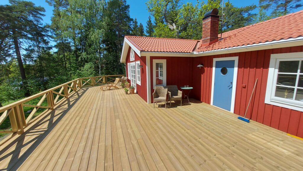 Stor altan i högt läge på Åkerö med kryssräcke, trappor och inklädnad