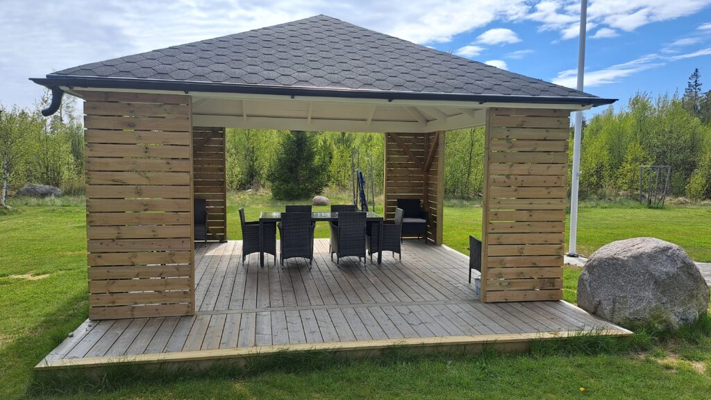 Paviljong med fribärande pyramidtak och inklädda hörn i Gräddö