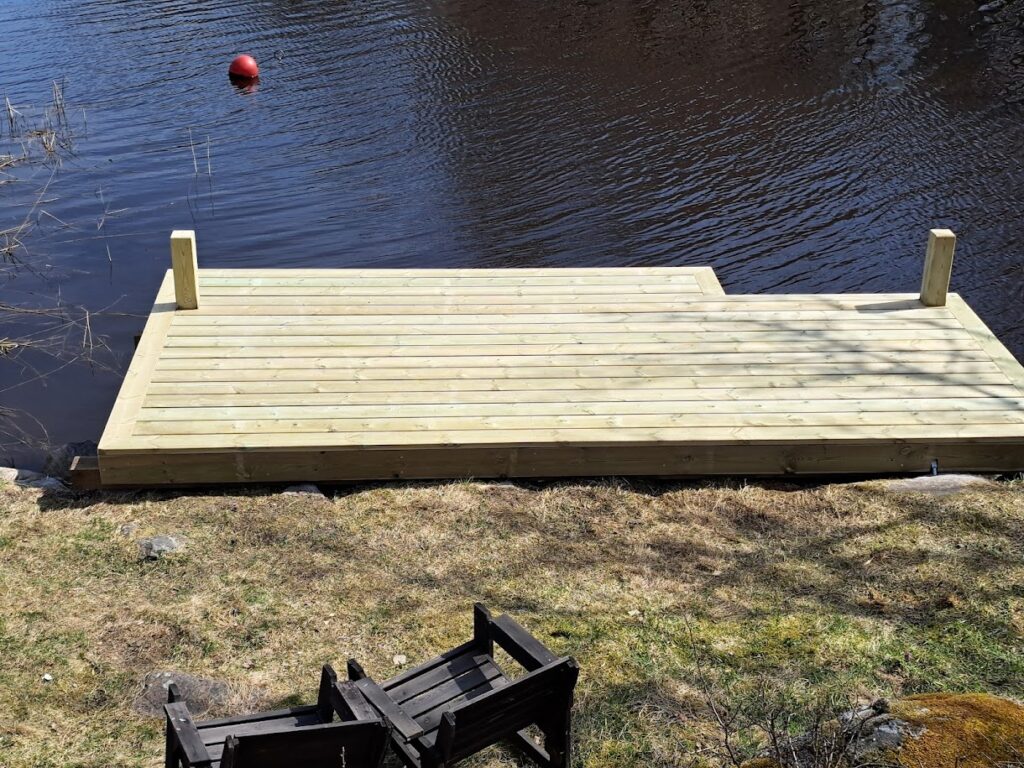 Fribärande brygga och altan med trappor och räcken i Södersvik