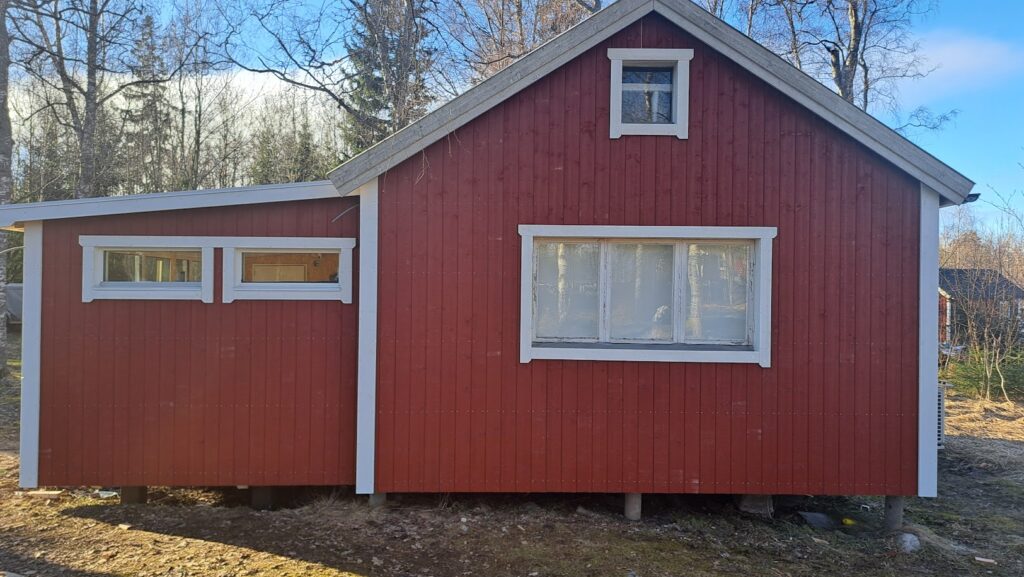Tilläggsisolering och ny ytterpanel på äldre fritidshus i Gräddö