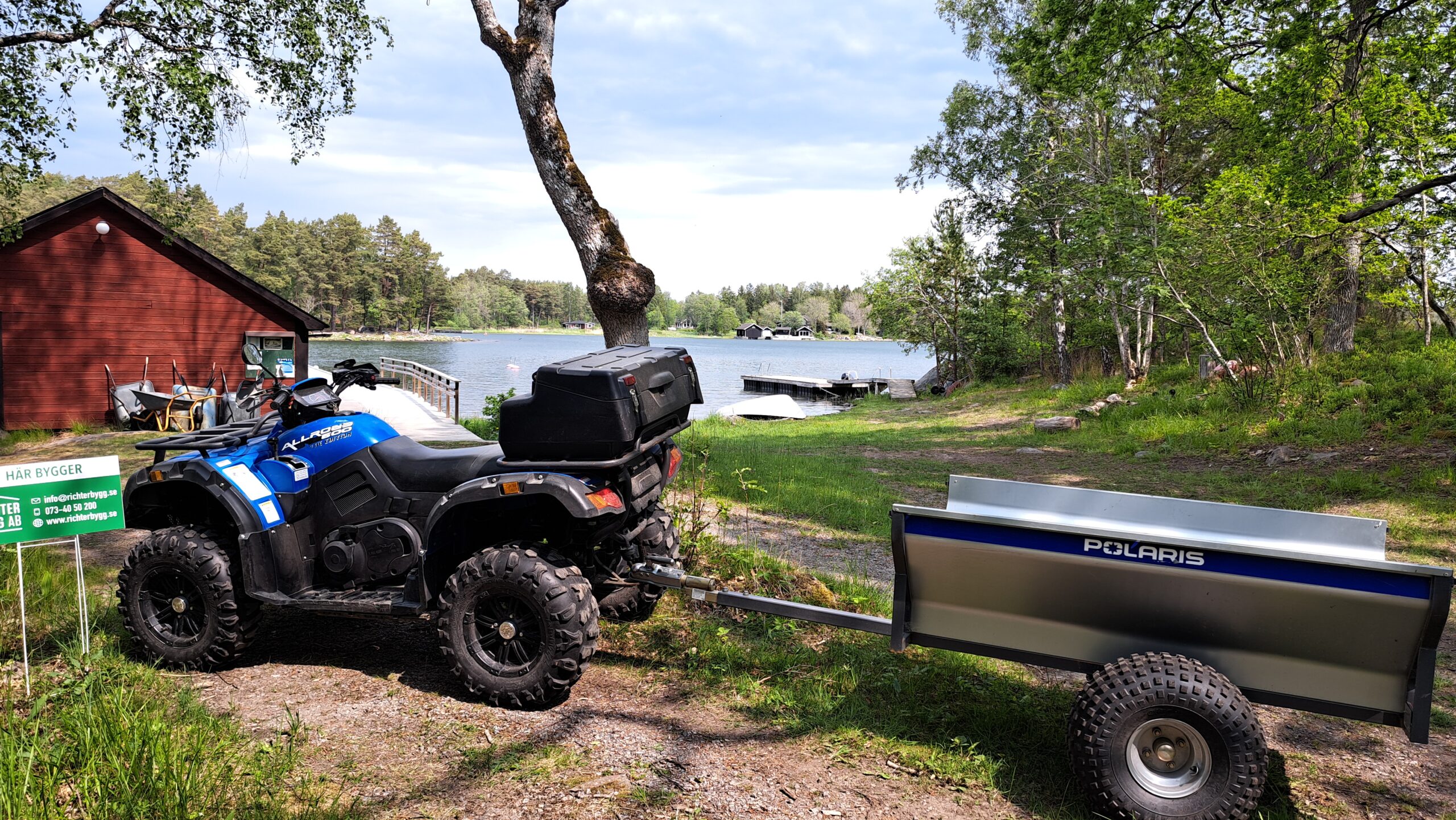Fyrhjuling med vagn för transporter vid byggarbeten i Norrtälje skärgård