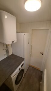 Nytt badrum och separat tvättstuga på Espholmen med glasvägg och träpanel