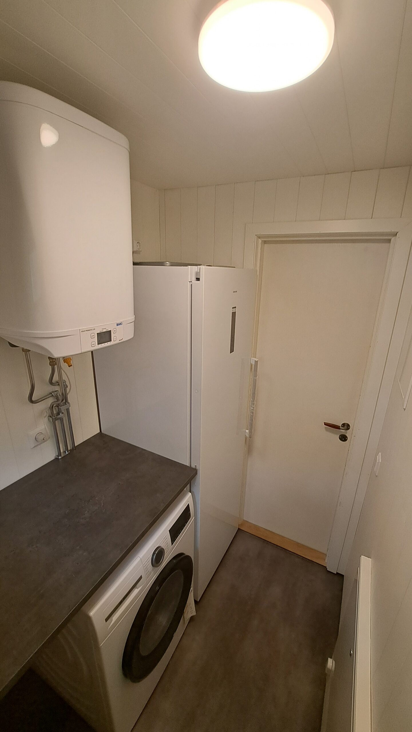 Nytt badrum och separat tvättstuga på Espholmen med glasvägg och träpanel