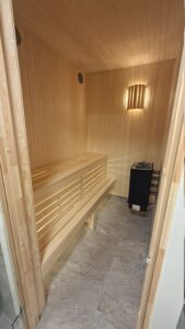 Nytt badrum med bastu på Espholmen efter totalrenovering av byggdelar