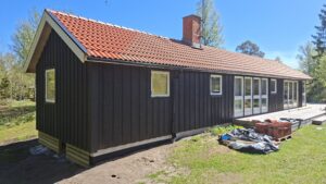 Tillbyggnad i Infjärden med nytt sovrum, putsad lekagrund och träpanel